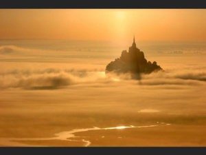 Mont-Saint-Michel : juteuse pompe à fric ou appel de l'Archange ?