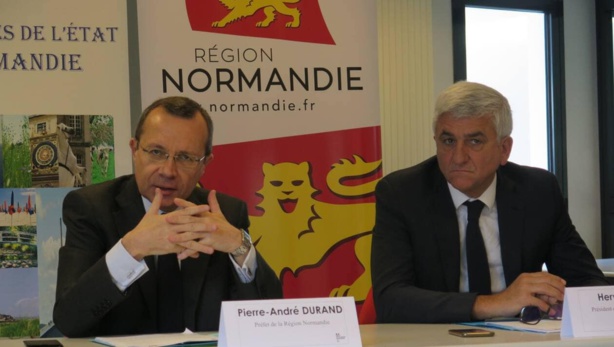 Pierre-André Durand (à gauche), préfet de Région, et Hervé Morin, président de la Normandie, ont présenté la cellule commune, ce jeudi 12 mars 2020, à Rouen. | OUEST-FRANCE