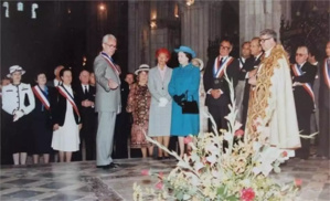 Le 6 juin 1984, Elizabeth II vient se recueillir sur la tombe de Guillaume le Conquérant à l’abbaye aux Hommes de Caen.